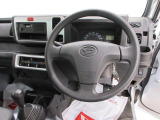 ダイハツのお店では、ダイハツ車を知り尽くしたプロフェッショナルが、専用の診断機器を使って各システムを点検しております。