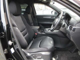 正しい姿勢で運転できるように体幹の腰部をしっかりささえるようデザインされているシートです。素材、シート形状を研究することでフィット感を高めつつ、優れた快適性を実現しています。