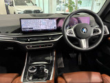 コックピットは、BMWらしくセンター・コンソールがドライバーに向けて傾けられた設計になっています。