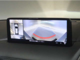 オプション装着の360&deg;ビューモニターでは、両サイドとフロント、バックカメラの合成で、あたかも上空から見下ろした様に周囲を確認して頂けます。駐車場だけでなく、T字路等でも活躍のアイテムです。