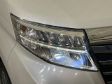 【LEDヘッドライト】悪天候や夜間走行時も良好な視界を確保し安心して運転できる高輝度LEDヘッドライトを装備!点灯速度が早く、消費電力も抑えられています。
