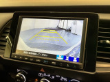 リバースギアに入れるだけで後方の表示へ切り替わります。夜間や雨の日の駐車も楽になりますよ。