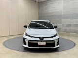 お車購入のポイントとなるフロントマスクです!シャープな目つきが印象的なデザインのヘッドランプです。