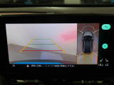 ギアをリバースに入れると車両後方の映像を映し出します。画面にはガイドラインが表示され、車庫入れや縦列駐車などの際に安全確認をサポートします。