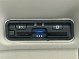 有料道路をキャッシュレスで通行できるETC車載器付きです。運転席足元に設置されています。ETCセットアップ費用は含まれておりません。別途必要となります。