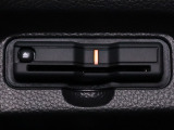 装備されているビルトインタイプのホンダ純正ETC車載器です。セットアップしてからご納車致します。ETCカードを差し込めば高速道路の出入り口ゲートを楽々通過出来ます。
