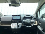 水平基調でスッキリとしたフロントビュー。広く見渡せて運転に安心をもたらします