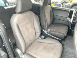 二列目中央はウォークスルーとなっております。二列目と三列目の移動や乗り降りがとっても楽になるので、乗り降りの際もストレスを感じることはありません♪