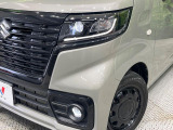 【LEDヘッドライト】悪天候や夜間走行時も良好な視界を確保し安心して運転できる高輝度LEDヘッドライトを装備!点灯速度が早く、消費電力も抑えられています。