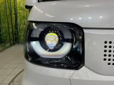 【LEDヘッドライト】悪天候や夜間走行時も良好な視界を確保し安心して運転できる高輝度LEDヘッドライトを装備!点灯速度が早く、消費電力も抑えられています。