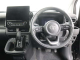 運転席側から見た写真です、お車にマッチングするように考えられたインパネデザイン!沢山のスイッチ類も運転させる方が使いやすい位置に配置されていますね!