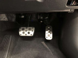 ゴムの滑り止めを組み合わせたアルミ製スポーツペダルです。靴が濡れていても滑りにくく、快適なドライブが楽しめます♪