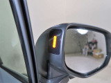 スバルリヤビークルディテクション搭載!ドアミラーからは見えにくい場所にいる車両を検知して、車線変更時に衝突の危険がある場合にはドアミラー内側のLEDインジケーターや警報音で注意を促してくれる機能です。