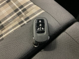 スマートキーは荷物を持っている時でも、キーを取り出さずドアの施錠・開錠ができます。