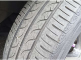 タイヤはヨコハマブルーアース185/60R15。2024年製造でタイヤの残り溝は5部山です
