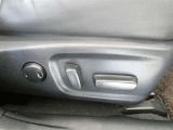 運転席電動シートは、シートポジションを細かく調整できるので長時間の運転もリラックスできますね。