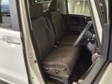【ベンチシート】運転席と助手席の移動もスムーズ!狭い駐車場での乗り降りや、お子様の乗り降りにも便利です。座席の間にコンソールボックスやドリンクホルダーがないため、車内空間が広く感じます。