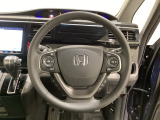 ハンドルにHondaセンシング系のクルーズコントロールやレーンキープアシストなどのスイッチと、オーディオの操作スイッチが装備されています。ハンドルから手を離さず安全に操作できます。