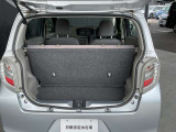 バックドアは大きく開きます。定員乗車時でも十分広いラゲッジスペースを確保しています