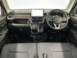 【インパネ】運転のしやすさを最優先に設計された見晴らしの良いフロントビュー。車両間隔が掴みやすく狭い道でも安心♪「安全」と「品質」を最優先に、安心してお乗りいただけるクルマを提供いたします。