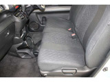フロントシートはベンチシートです。運転席と助手席の移動が簡単です。