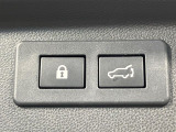 【パワーバックドア】スマートキーや運転席のボタンを押すだけでリアゲートが自動で開閉します!荷物を持っている時や、高い位置にあるバックドアを閉める際に便利な機能です♪