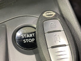 【インテリジェントキー】カバンやポケットに入れたままでもドアの施錠・解錠が可能なスマートキーを装備。エンジンのオン・オフ時もカギを取り出す必要が無いからとっても便利です♪
