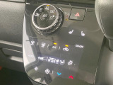 【オートエアコン】一度お好みの温度に設定すれば、車内の温度を検知し風量や温度を自動で調整。暑い&hellip;寒い&hellip;と何度もスイッチ操作をする必要はありません。快適な車内空間には必須の機能ですね♪