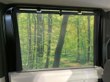 【ロールシェード】日差しや車外からの光が眩しいときにサッと引き出して使える、ロール格納タイプのサンシェードを装備。後席に乗ったお子様がウトウトしだした時など、ぜひご活用ください♪