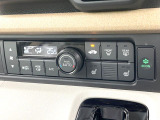 【オートエアコン】一度お好みの温度に設定すれば、車内の温度を検知し風量や温度を自動で調整。暑い&hellip;寒い&hellip;と何度もスイッチ操作をする必要はありません。快適な車内空間には必須の機能ですね♪