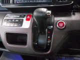 インパネシフトだから視線の移動も少なく足元もスッキリ。運転席もゆったりしているのでゆとりを持ってドライブできますね。