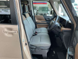 運転席シートリフター(ラチェット式)で、座面の高さも上下に動き、体格にあわせて調整ができます。