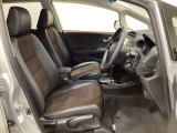 広い足元にゆったり座れるシートには肘掛けも装備しており長距離の運転でも疲れにくくなってます。女性でも運転がしやすいように、シートの高さ調整機能(シートリフター)がついています。