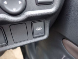 LDW(車線逸脱警報)が装備されておりドライバーが意図せずに白線を跨ぐと警告音で注意を促してくれます♪