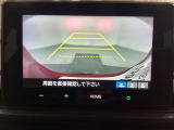 バックでの車庫入れも安心です!リアカメラが付いているバックモニター付のディスプレイオーディオを装備しております。操作線もついており距離感も画面から確認できます。