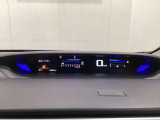 デジタル表示のスピードメーターとタコメーターを大きく配した見やすいメーター部になっています。左側のインフォメーション画面でオドメーターや燃費などの情報を確認できます。