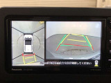 《パノラマモニター》車両の前後左右に搭載した4つのカメラにより、クルマを真上から見ているような映像を表示。運転席から確認しづらい車両周辺の状況の把握が可能です。