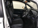 高いホールド性で運転姿勢が安定します。長距離ドライブでも疲れにくいのが魅力です。快適なドライビングライフをお送りください♪