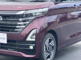 LEDヘッドライト&フォグランプ、ハロゲンランプと比べると白く自然に近い明るさで、ライトの照射角も調整できるため、視認性が高くなります。