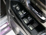 ドア内側、手の届きやすい位置にドアガラスの開閉スイッチ(パワーウインドウ)があります。運転席にはいたずら防止のためのロック付!