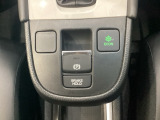 セレクトレバーの下に電子制御パーキングブレーキがあります。スイッチひとつで、停車した地点の傾斜などをシステムが検知・判断してブレーキ力を自動的に最適制御し、しっかり停車できるパーキングシステムです。