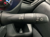 【オートライト】車のセンサーが周囲の明るさを感知し、自動でヘッドライトを点灯・消灯する機能です。この機能は夕暮れ時の交通事故が多い時間帯の安全性を高めてくれます。