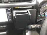 マルチホルダーです。スマートフォンやメモ帳などを置いておくのに便利です。プッシュすると小物入れが出現します。
