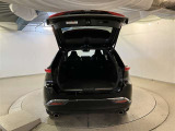 バックドアを上げた状態です。シートのアレンジ次第で荷室のスペースが広くなります!用途に合わせて快適な室内を!
