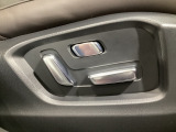 運転席にはパワーシートを装備!シート位置を記憶するメモリー機能付きなのでご夫婦で2名分セットすると便利です♪