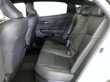 後部座席も座り心地のいいシートで足元も広くゆったり座れるので長距離ドライブも楽しめますよ。