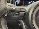 ステアリングスイッチ付きで、運転中に視線を前に向けたまま操作できます。