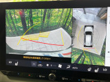 【パノラミックビューモニター】専用のカメラにより、上から見下ろしたような視点で360度クルマの周囲を確認することができます☆死角部分も確認しやすく、狭い場所での切り返しや駐車もスムーズに行えます。