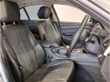 【コックピットシート】BMW車の主役席。車体中央にくる様に配置し車両重心とが一致する事でドライバーと車との一体感あるドライビングを実現。人間工学に基づき形成した形状が長時間のドライブ疲労も軽減します!