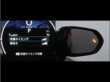 隣車線を走る車両をレーダーで検知し、ドアミラーでは確認しにくい後側方エリアに存在する車両に加え、急接近してくる車両も検知します。車両を検知するとドアミラーに搭載されたLEDインジケーターが点灯します。